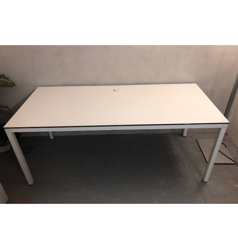 Kancelársky PC stôl v bielom dekore - pevná doska