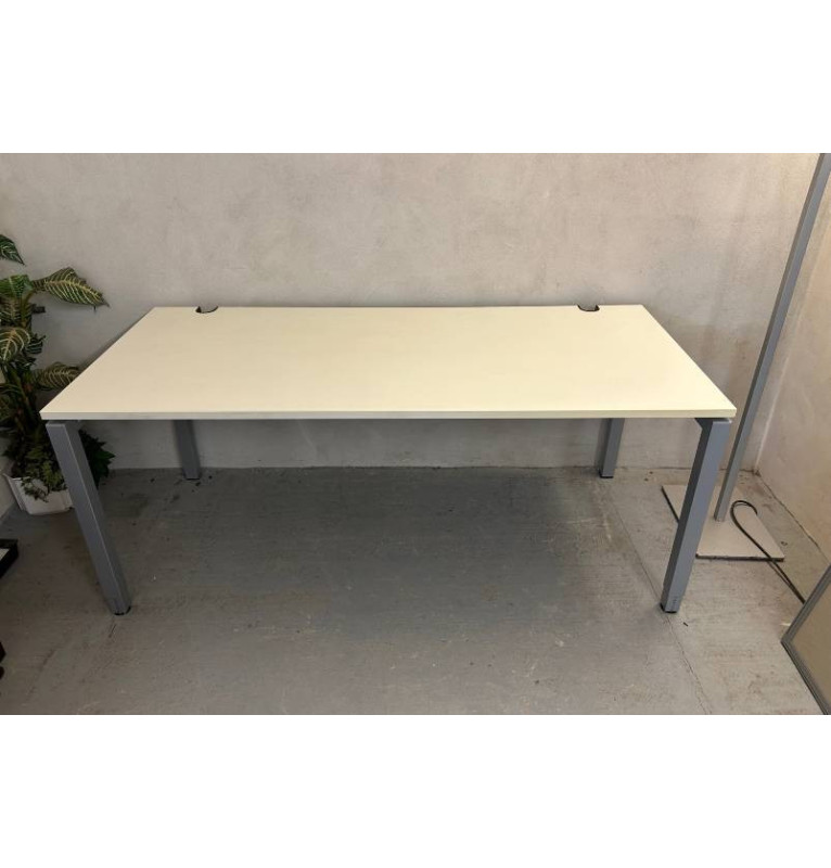 Kancelársky PC stôl Kinnarps - biely dekor, vysúvacie nohy