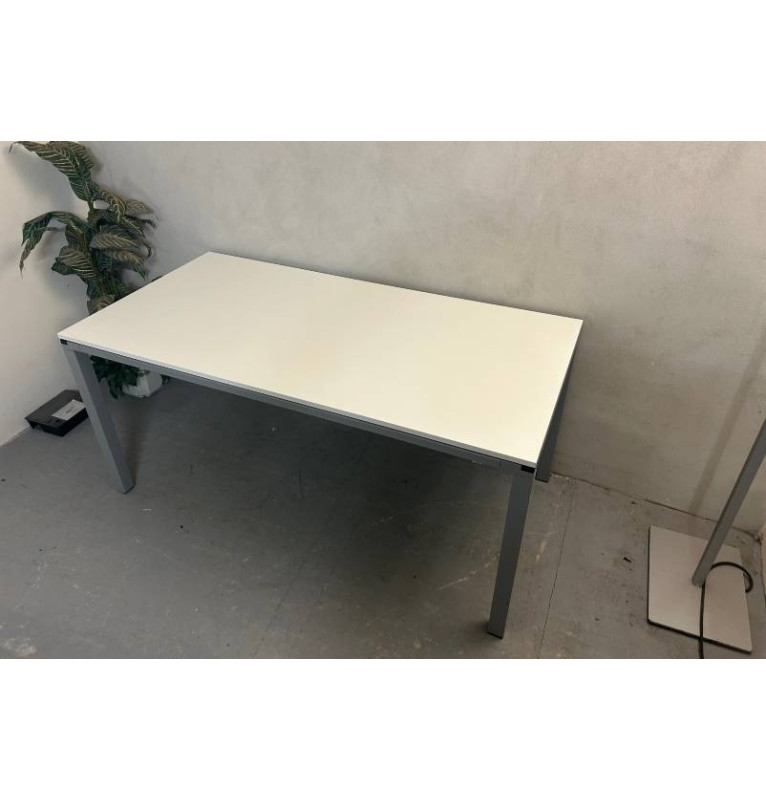 Kancelársky stôl v bielom dekore - TECHO/AHREND