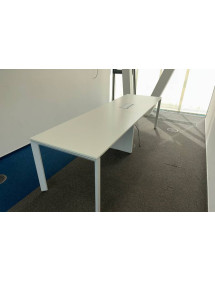 Kancelársky zasadací stôl v bielom dekore - s elektrikou
