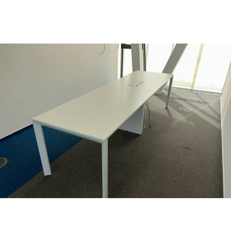 Kancelársky zasadací stôl v bielom dekore - s elektrikou