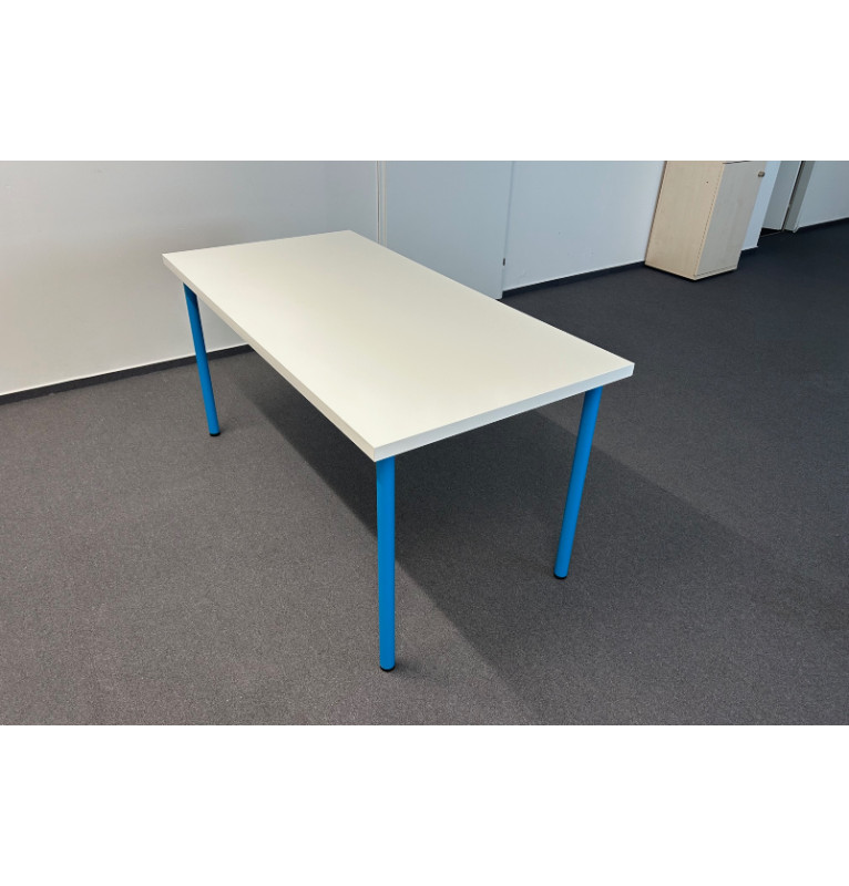Kancelársky biely stôl Ikea LINNMON - modré nohy