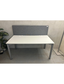 Kancelářský bílý stůl s šedým paravanem