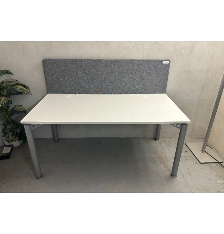 Kancelářský bílý stůl s šedým paravanem