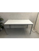 Kancelársky biely PC stôl s kovovou konštrukciou