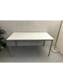 Kancelársky biely PC stôl s kovovou konštrukciou