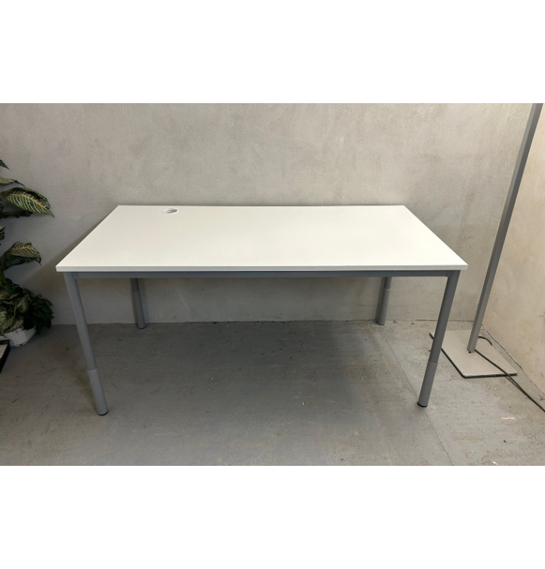 Kancelářský bílý PC stůl s kovovou konstrukcí