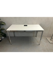 Kancelársky PC stôl s kovovou záslepkou (na káble)