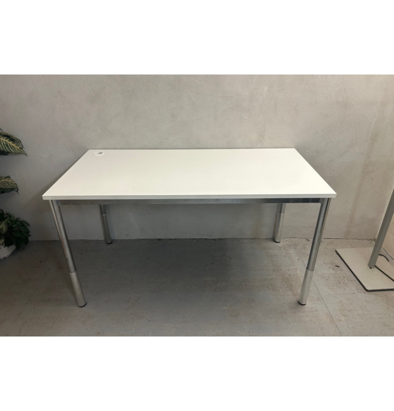 Kancelársky PC stôl biely s chrómovou konštrukciou