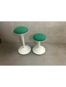 Barová židle s bílou nohou a zeleným sedákem