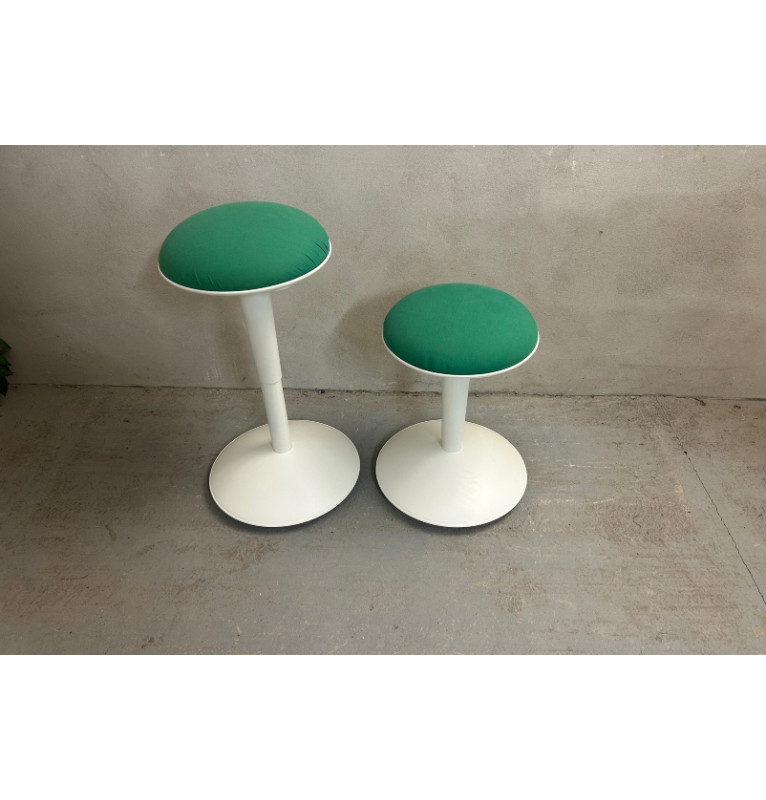 Barová stolička s bielou nohou a zeleným sedákom