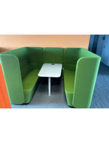 Dizajnová zelená sedačka Martela s bielym stolíkom
