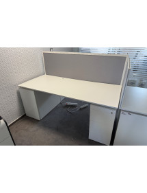 Kancelársky biely PC stôl s kontajnerom a elementom + paraván