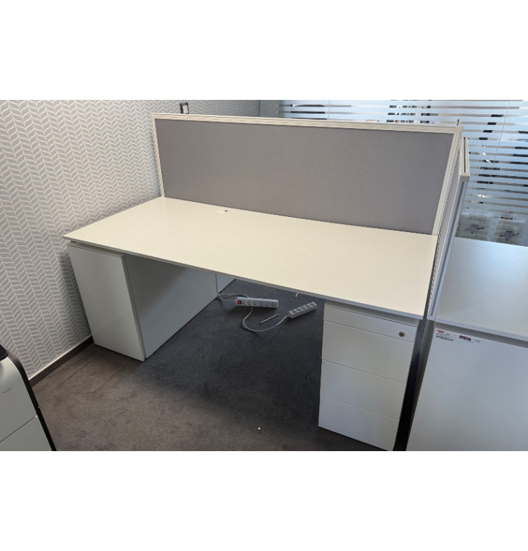 Kancelářský bílý PC stůl s kontejnerem a elementem + paravan