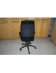 Koliesková kancelárska stolička v čiernej farbe