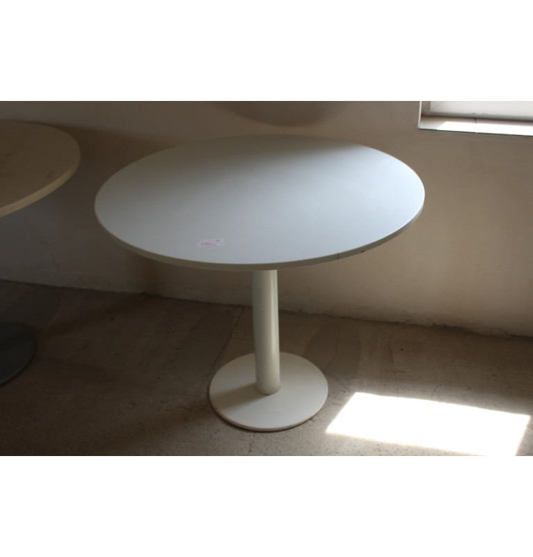 Bílý kulatý přísedící stolek s pevnou nohou