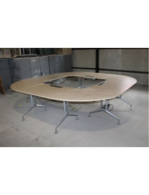Veľký rokovací stôl v tvare štvorca