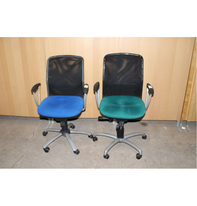 Kancelárske stoličky modrej a zelenej